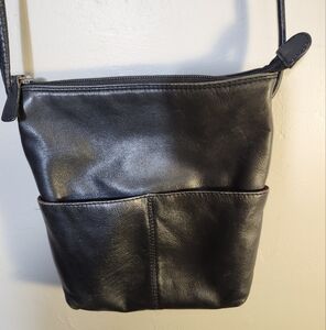 ili New York Black Crossbody Leather Zipper Closure bag